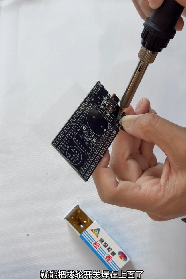 DIY组装小智AI机器人：从散件到完整开机的全过程