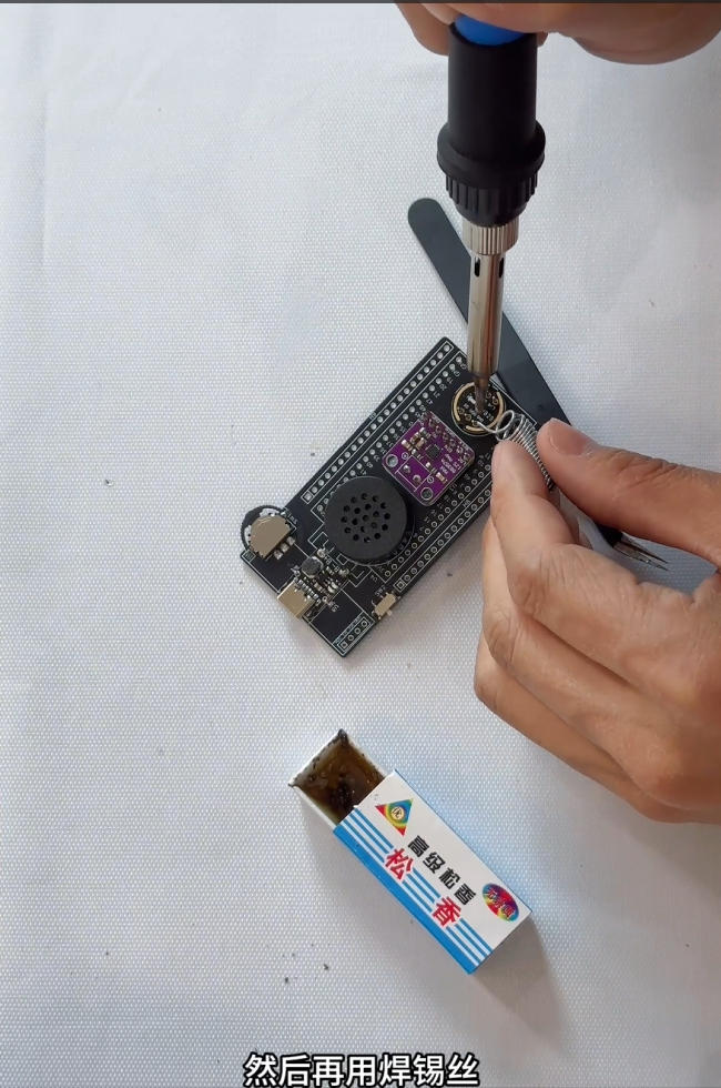 DIY组装小智AI机器人：从散件到完整开机的全过程