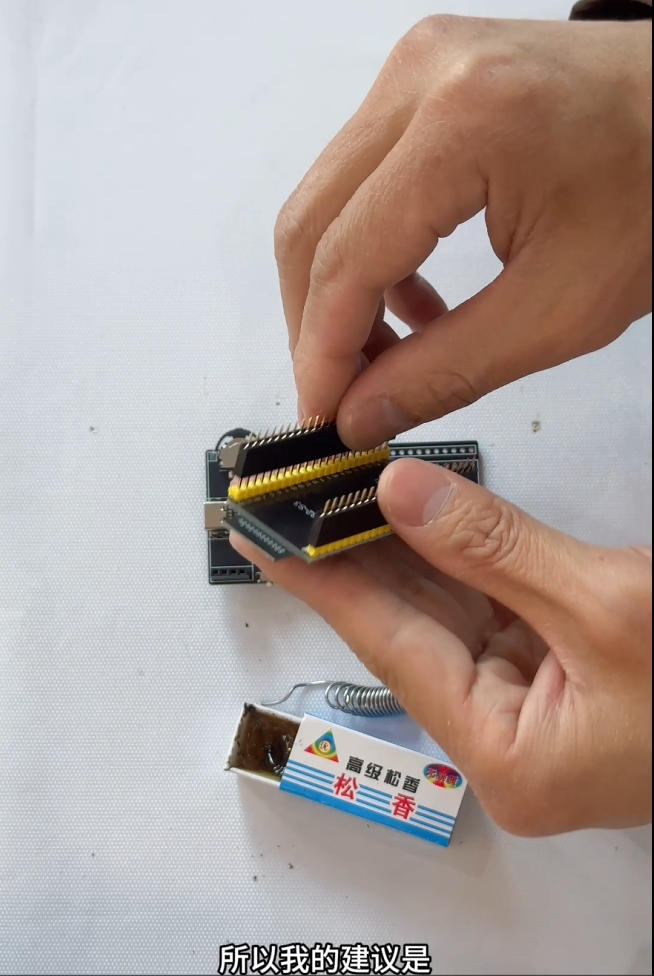 DIY组装小智AI机器人：从散件到完整开机的全过程