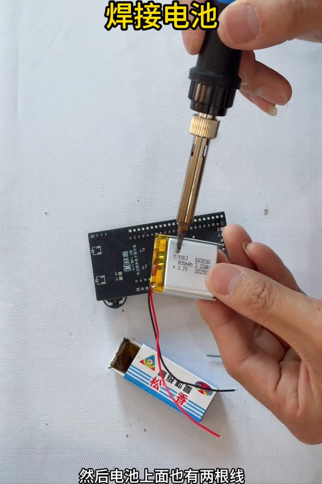 DIY组装小智AI机器人：从散件到完整开机的全过程